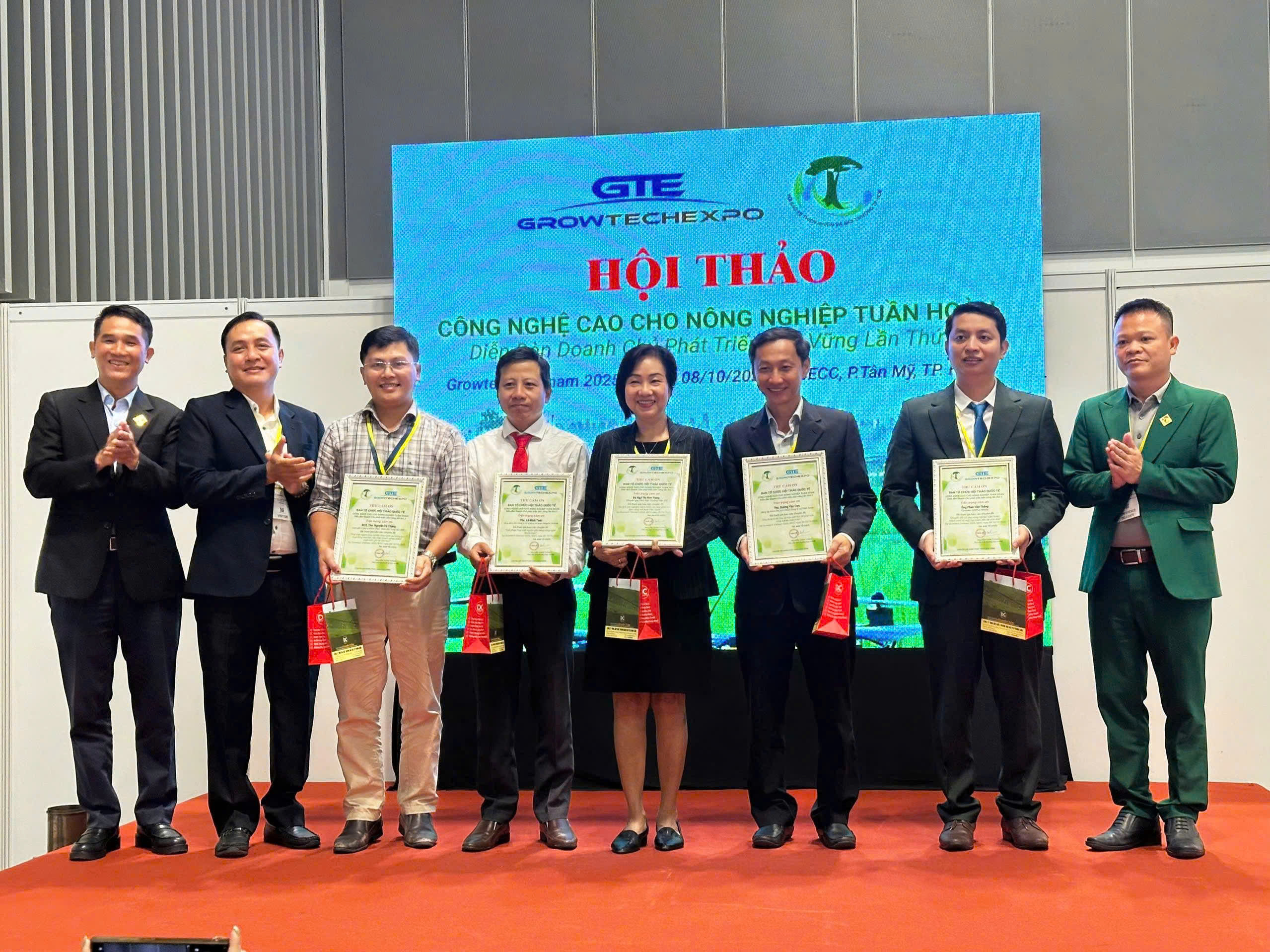 Ths. Lê Minh Tuấn Tổng giám đốc HISSC thuyết trình về giải pháp Tuy xuất nguồn gốc chống giả cứng dụng công nghệ Blockchain